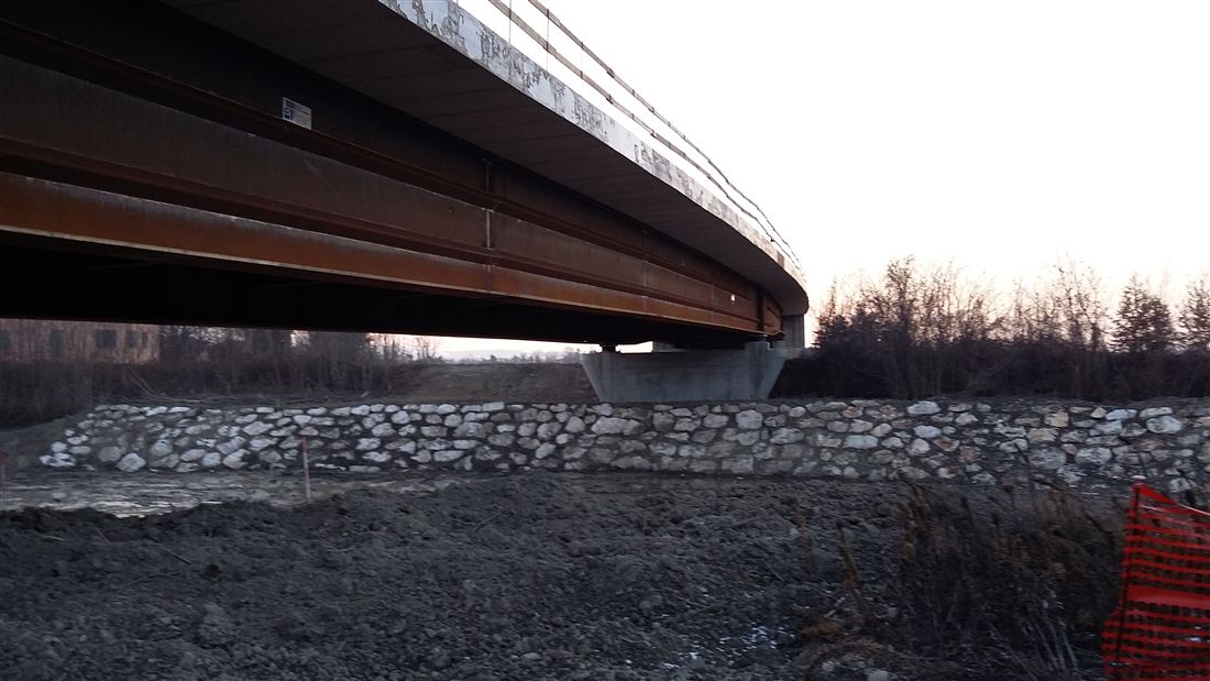 Ponte stradale sul torrente